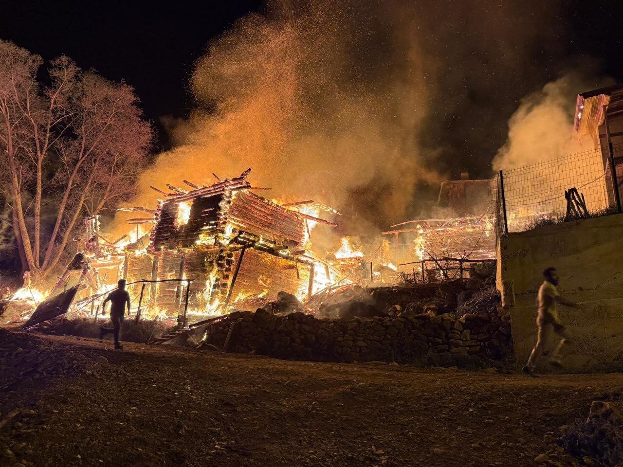 Kastamonu’nun Daday ilçesinde çıkan yangında ev, ahır ve cami kullanılmaz