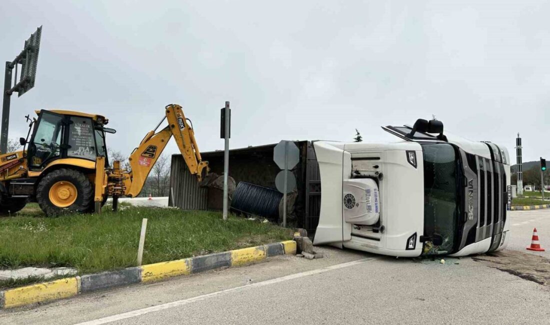 Kastamonu’da kavşakta devrilen demir yüklü tırın sürücüsü yaralandı. Kaza, Kastamonu-Karabük