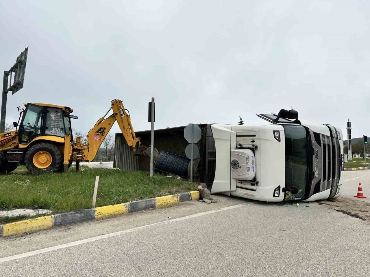 Kastamonu’da kavşakta devrilen demir yüklü tırın sürücüsü yaralandı. Kaza, Kastamonu-Karabük