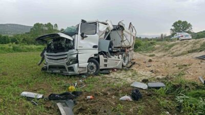 Kastamonu’nun Hanönü ilçesinde hafriyat yüklü kamyonun şarampole devrilmesi neticesinde sürücü