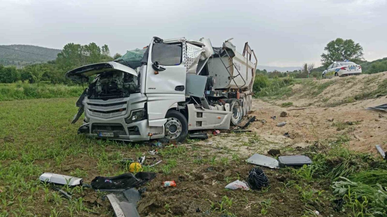 Kastamonu’nun Hanönü ilçesinde hafriyat yüklü kamyonun şarampole devrilmesi neticesinde sürücü