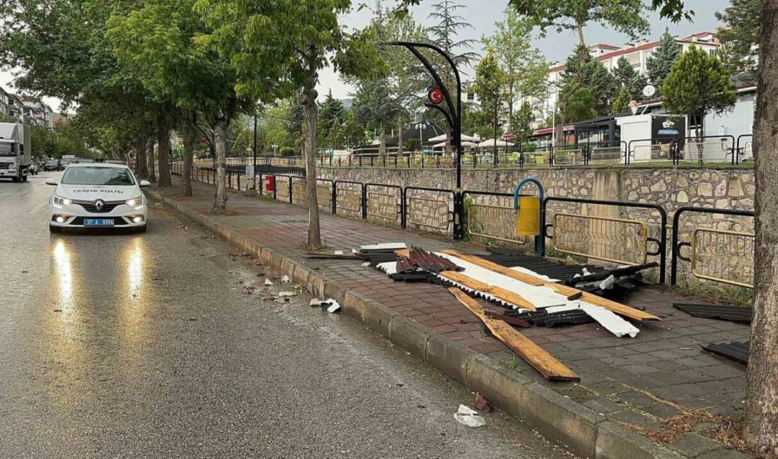 Kastamonu’nun Tosya ilçesinde etkili olan fırtına sebebiyle elektrik telleri koparken,
