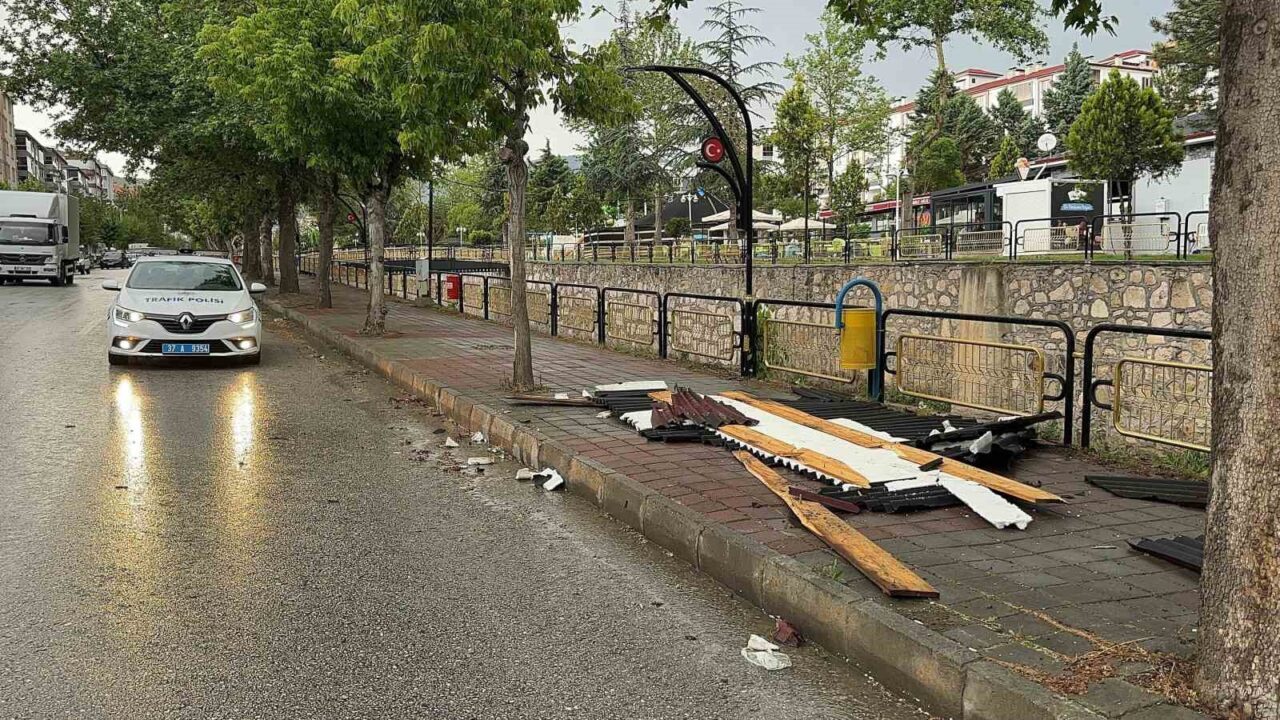 Kastamonu’nun Tosya ilçesinde etkili olan fırtına sebebiyle elektrik telleri koparken,