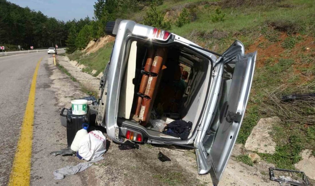 Kastamonu’da virajı alamayan hafif ticari aracın refüje çarptıktan sonra takla