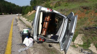 Kastamonu’da virajı alamayan hafif ticari aracın refüje çarptıktan sonra takla