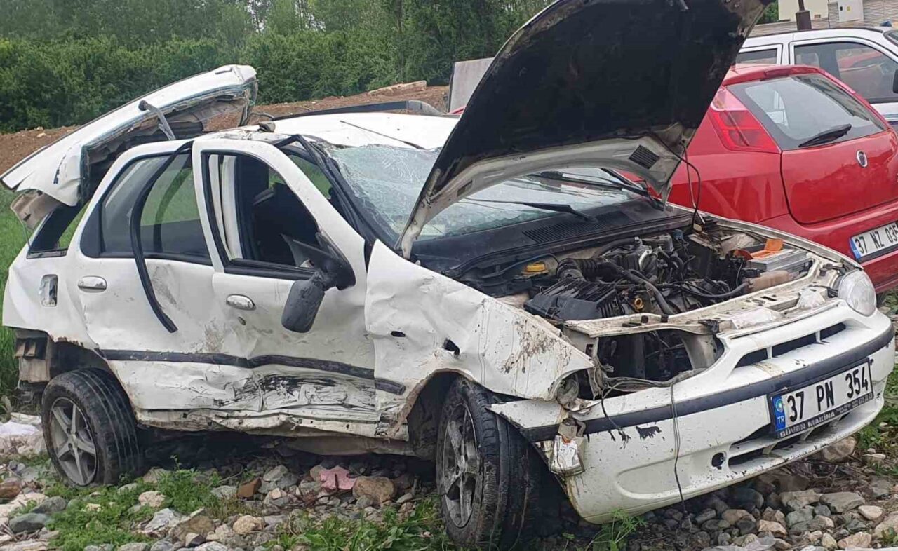 Kastamonu’da iki otomobilin çarpışması neticesinde meydana gelen kazada 2 kişi