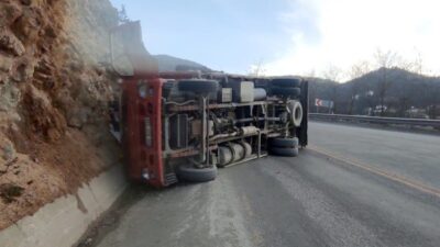 Kastamonu’nun Küre ilçesinde meyve ve sebze yüklü kamyon, sürücüsünün direksiyon