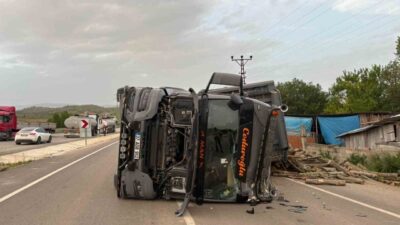 Kastamonu-Sinop karayolunda odun yüklü tırın devrildiği kazada sürücü yaralandı. Edinilen