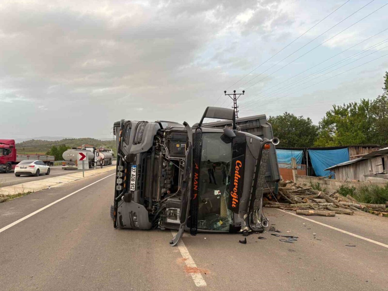 Kastamonu-Sinop karayolunda odun yüklü tırın devrildiği kazada sürücü yaralandı. Edinilen