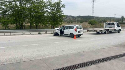 Kastamonu’nun Tosya ilçesinde D-100 karayolunda otomobilin tıra çarptığı kaza maddi