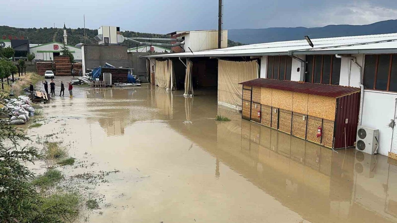 Kastamonu’nun Tosya ilçesinde etkili olan kuvvetli sağanak sebebiyle çok sayıda