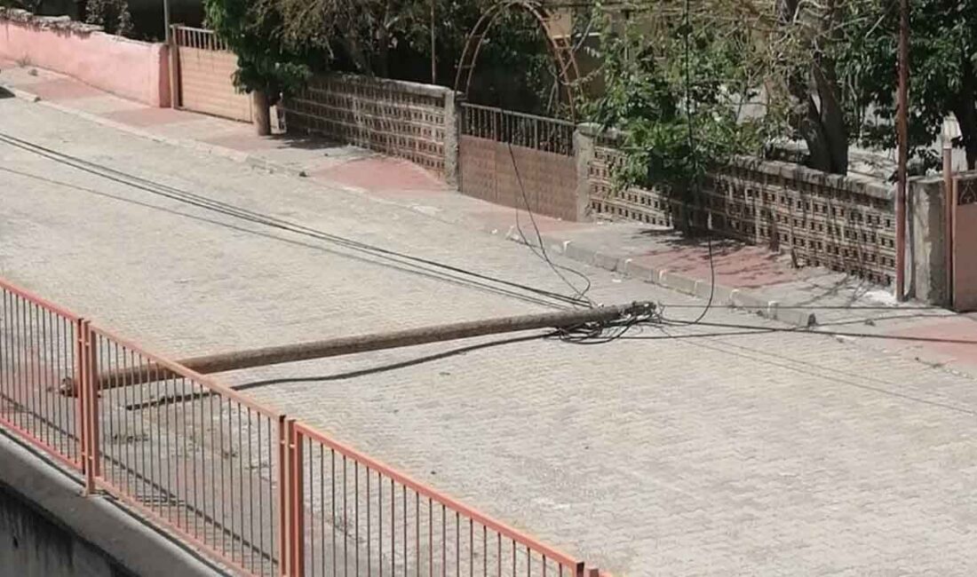 Kastamonu’da şiddetli rüzgar nedeniyle ahşap direk devrildi Kastamonu’nun Tosya ilçesinde etkili olan rüzgar nedeniyle ahşap bir direği