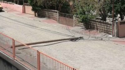 Kastamonu’nun Tosya ilçesinde etkili olan rüzgar nedeniyle ahşap bir direği