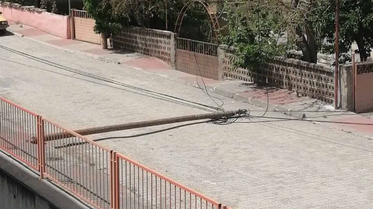 Kastamonu’nun Tosya ilçesinde etkili olan rüzgar nedeniyle ahşap bir direği