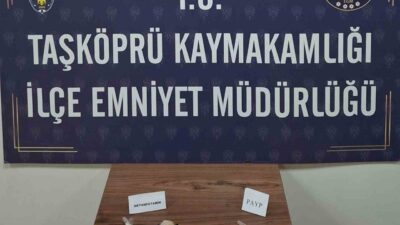 Kastamonu’nun Taşköprü ilçesinde polis ekipleri tarafından uyuşturucuyla yakalanan şahıs gözaltına
