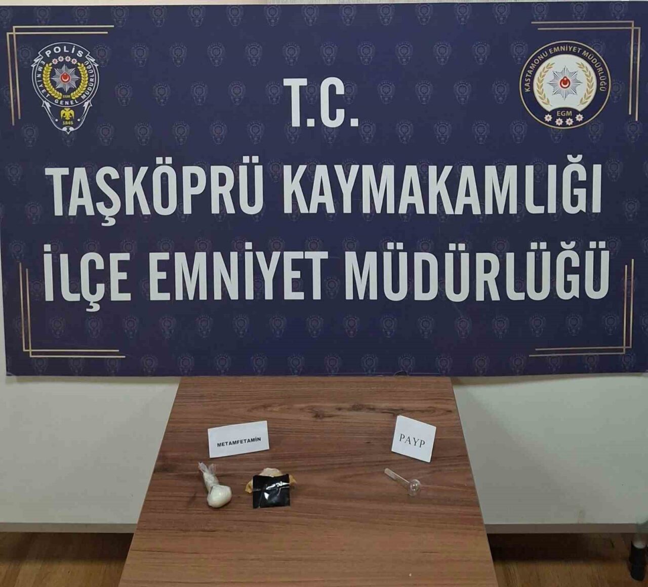 Kastamonu’nun Taşköprü ilçesinde polis ekipleri tarafından uyuşturucuyla yakalanan şahıs gözaltına