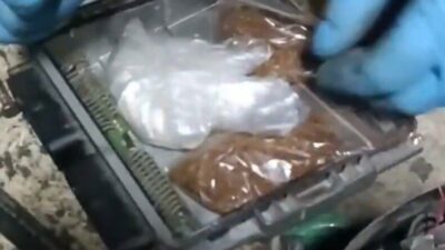 Kastamonu’da polis ekiplerince bir iş yerinde yapılan aramada araç parçalarının