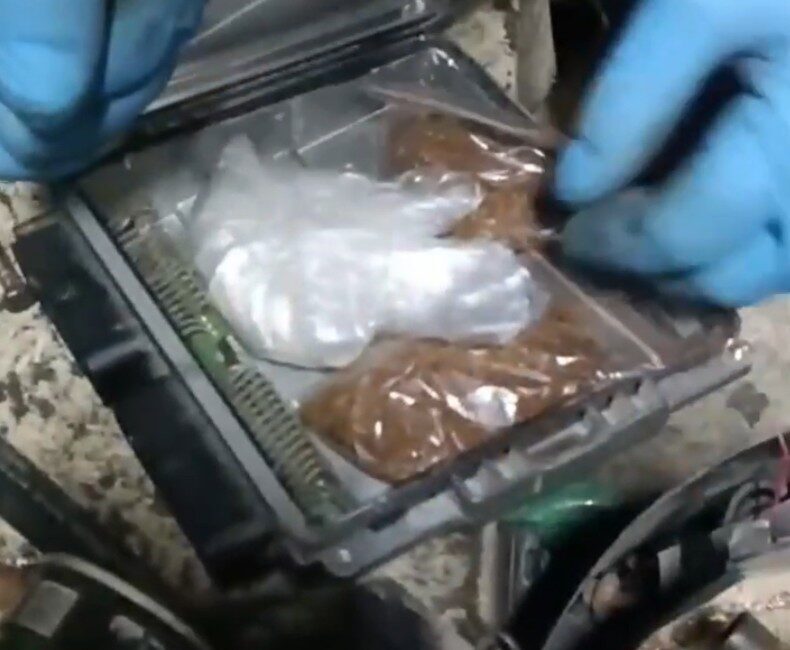 Kastamonu’da polis ekiplerince bir iş yerinde yapılan aramada araç parçalarının