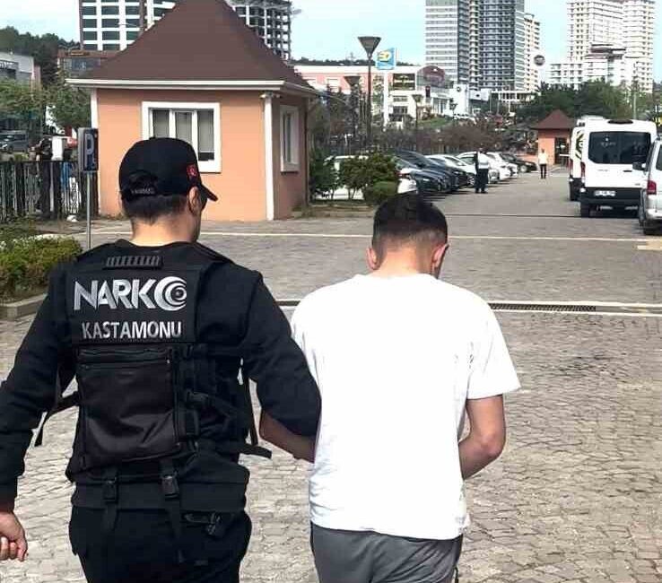 Kastamonu’da polis ekipleri tarafından uyuşturucuyla yakalanan şahıs gözaltına alındı. Edinilen