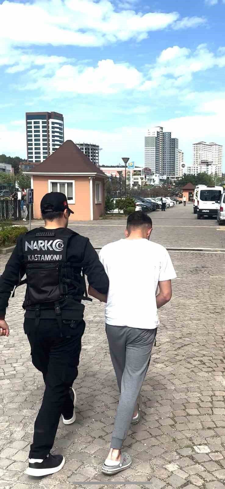Kastamonu’da polis ekipleri tarafından uyuşturucuyla yakalanan şahıs gözaltına alındı. Edinilen