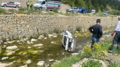 Kastamonu’nun Azdavay ilçesinde sürücüsünün direksiyon hakimiyetini kaybetmesi sonucu yoldan çıkan