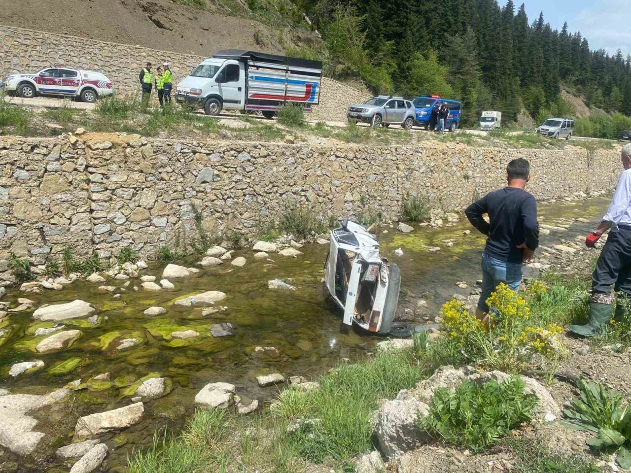 Kastamonu’nun Azdavay ilçesinde sürücüsünün direksiyon hakimiyetini kaybetmesi sonucu yoldan çıkan