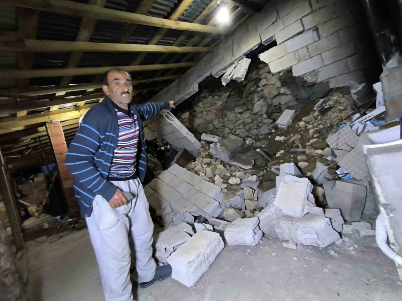 Erzurum’un Uzundere ilçesine bağlı Merkez Mahallesi’nde meydana gelen küçük çaplı