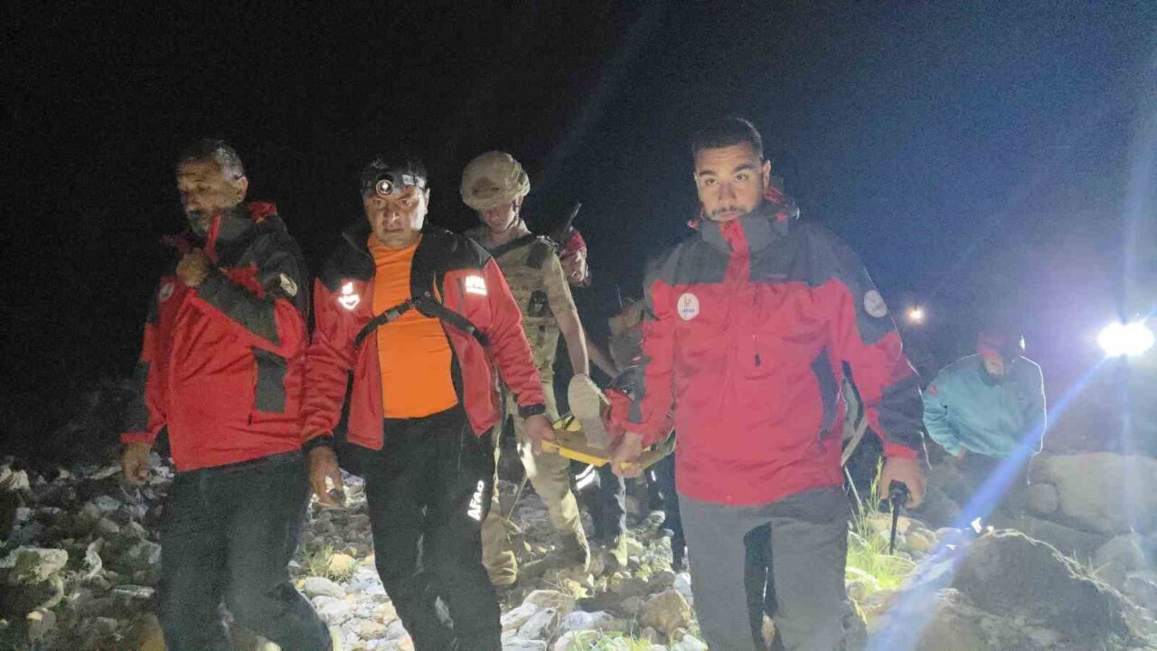 Tunceli’de doğa yürüyüşü sırasında kayalıklardan düşen kadın, ekiplerin 4 saat