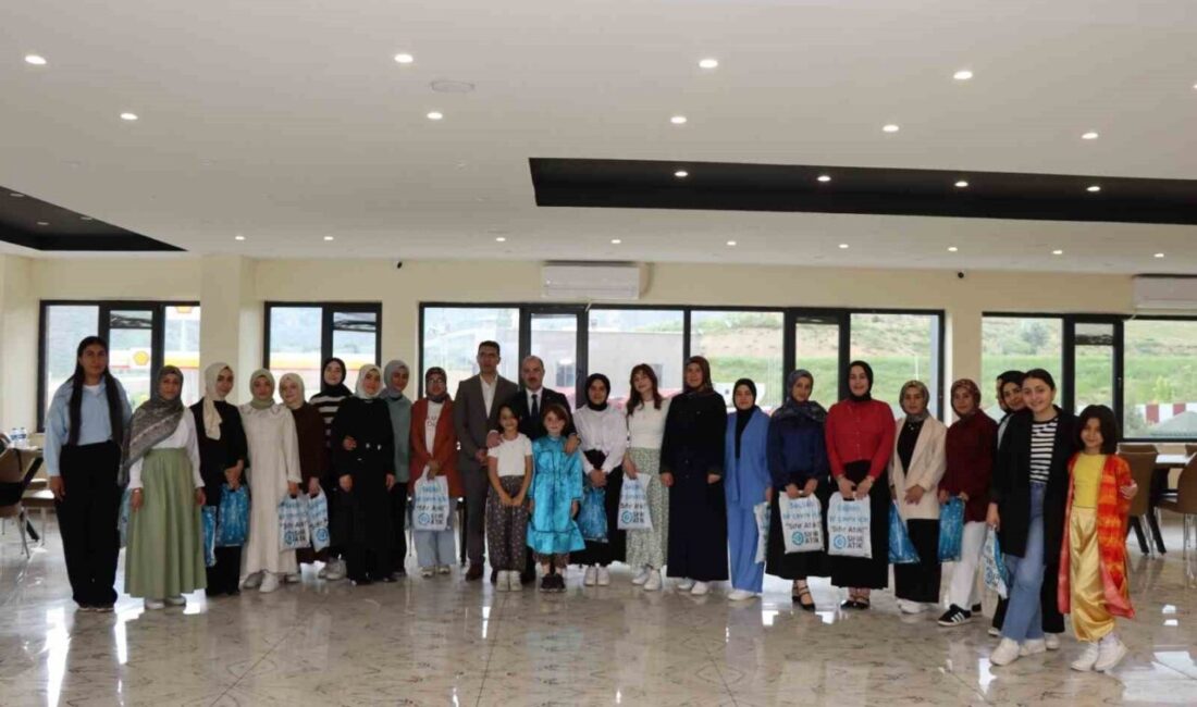 Erzurum’un Oltu ilçesinde Kaymakam Mustafa Çelik, Kur’an-ı Kerim okumaya geçen