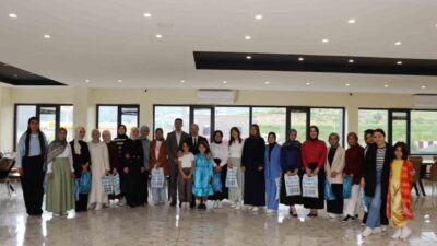 Erzurum’un Oltu ilçesinde Kaymakam Mustafa Çelik, Kur’an-ı Kerim okumaya geçen
