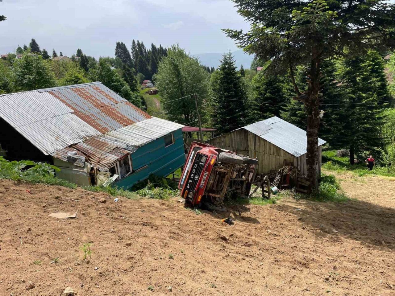 Sakarya’nın Akyazı ilçesinde sürücüsünün direksiyon hakimiyetini kaybetmesi neticesinde kontrolden çıkan