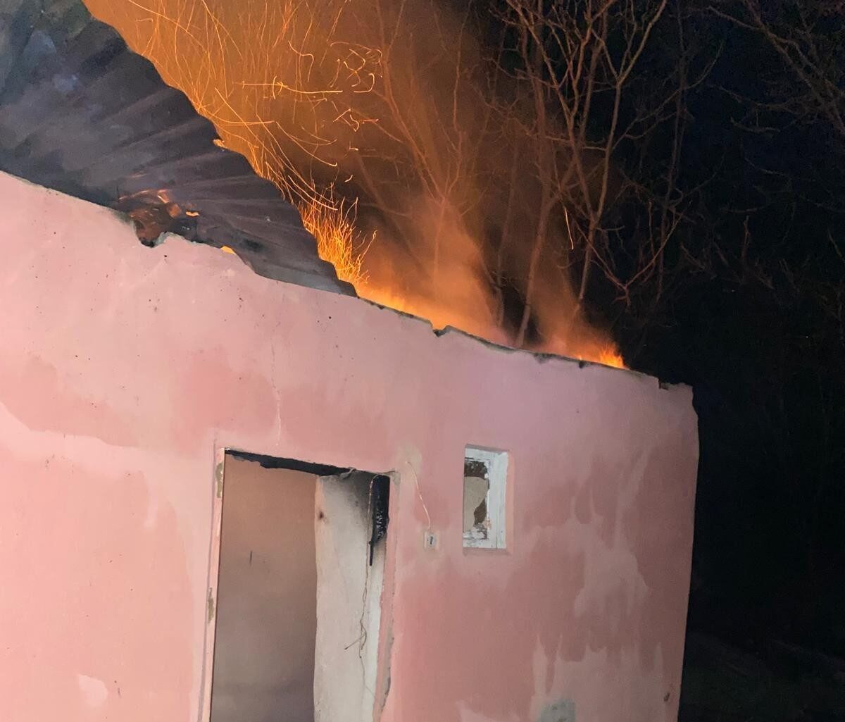 Erzincan’ın Kemah ilçesi Sürek köyünde bir evde çıkan yangın itfaiyenin