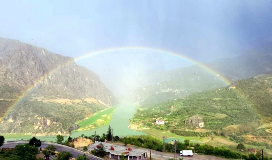 Erzincan’ın Kemaliye ilçesinde yağmurdan sonra ortaya çıkan gökkuşağı görsel şölen