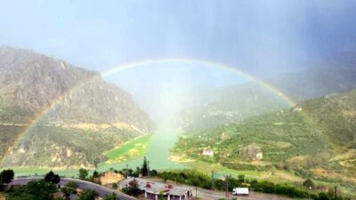 Erzincan’ın Kemaliye ilçesinde yağmurdan sonra ortaya çıkan gökkuşağı görsel şölen