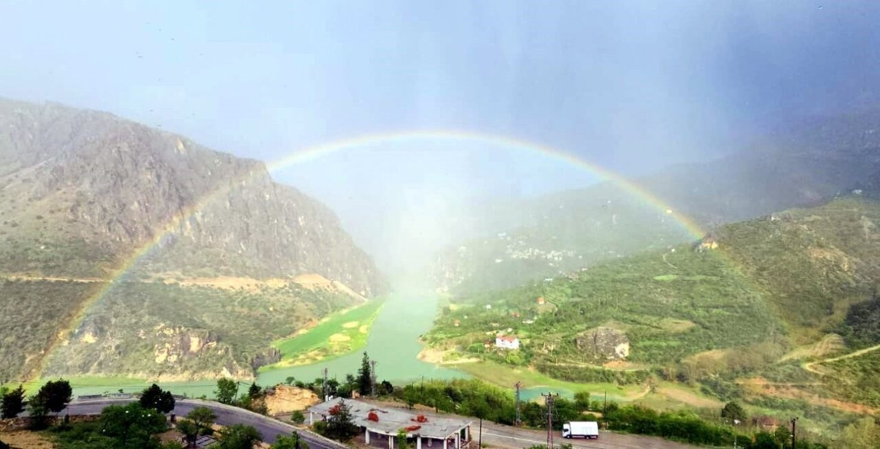 Erzincan’ın Kemaliye ilçesinde yağmurdan sonra ortaya çıkan gökkuşağı görsel şölen