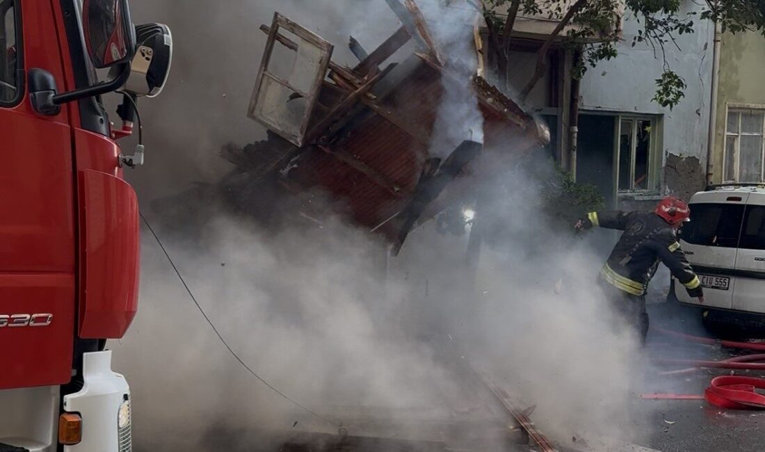 Kocaeli’nin Darıca ilçesinde bitişik ahşap evlerde çıkan yangında sırasında yanan