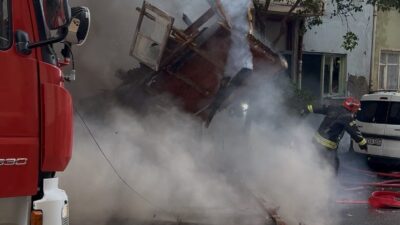 Kocaeli’nin Darıca ilçesinde bitişik ahşap evlerde çıkan yangında sırasında yanan