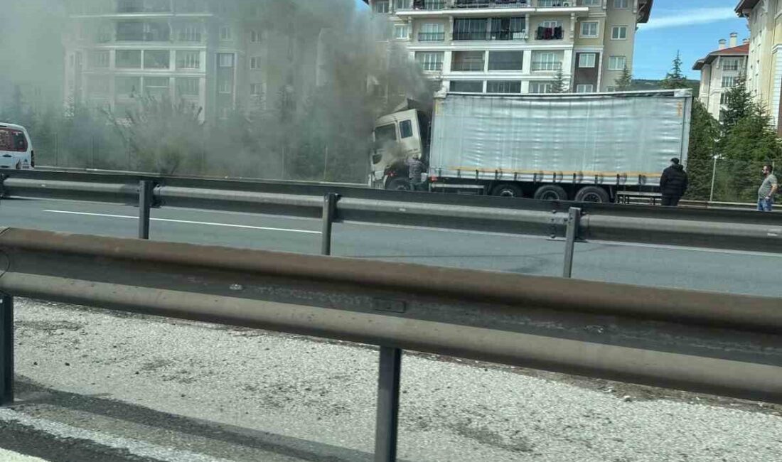 Anadolu Otoyolu Kocaeli geçişinde alevlere teslim olan tır itfaiye ekiplerince