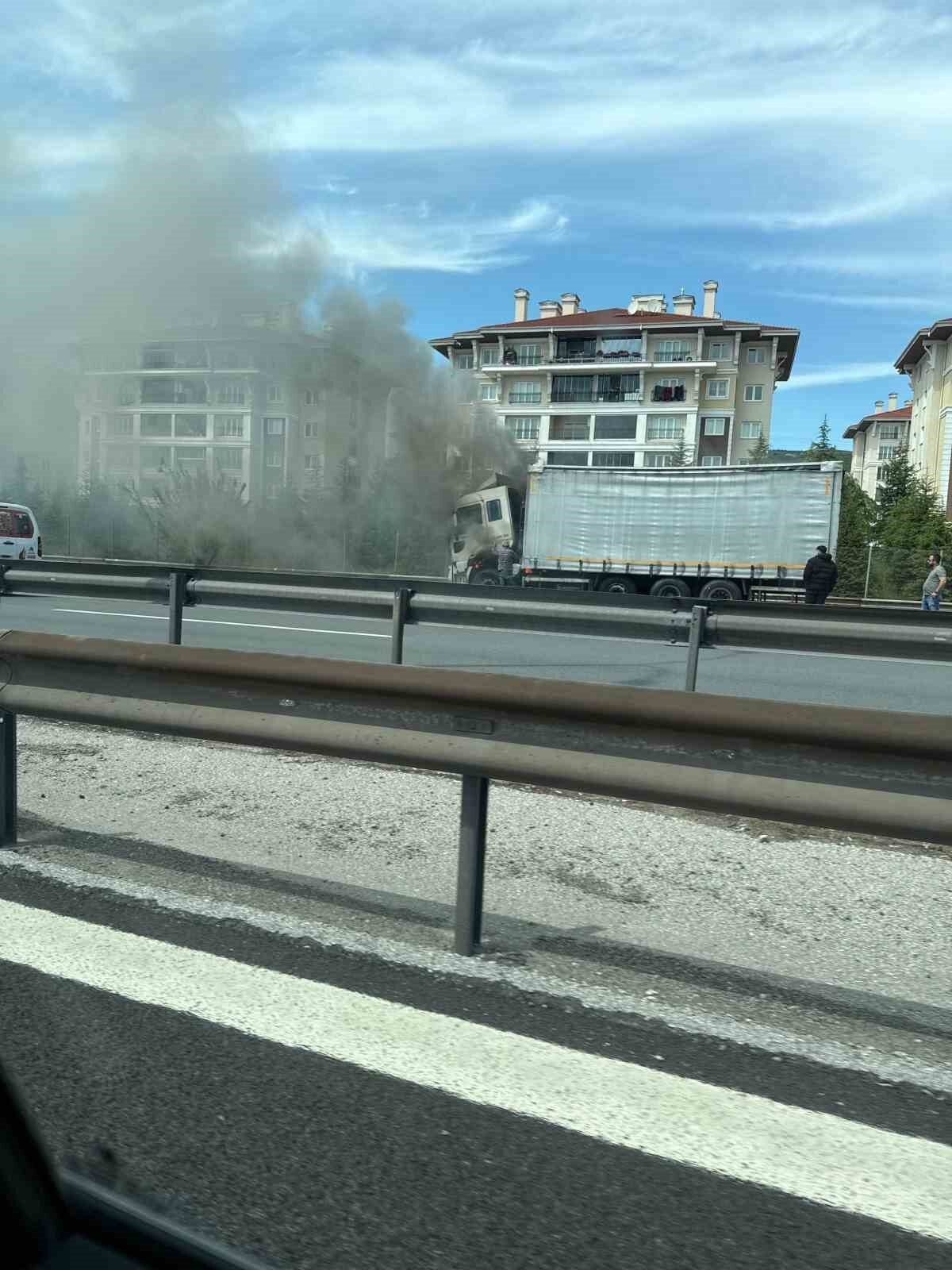 Anadolu Otoyolu Kocaeli geçişinde alevlere teslim olan tır itfaiye ekiplerince