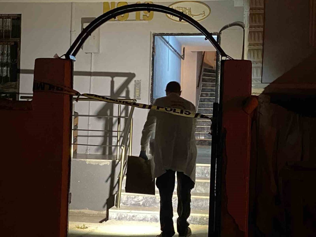 Kocaeli’nin Körfez ilçesinde bir kişi, evinde silahla vurulmuş halde ağır