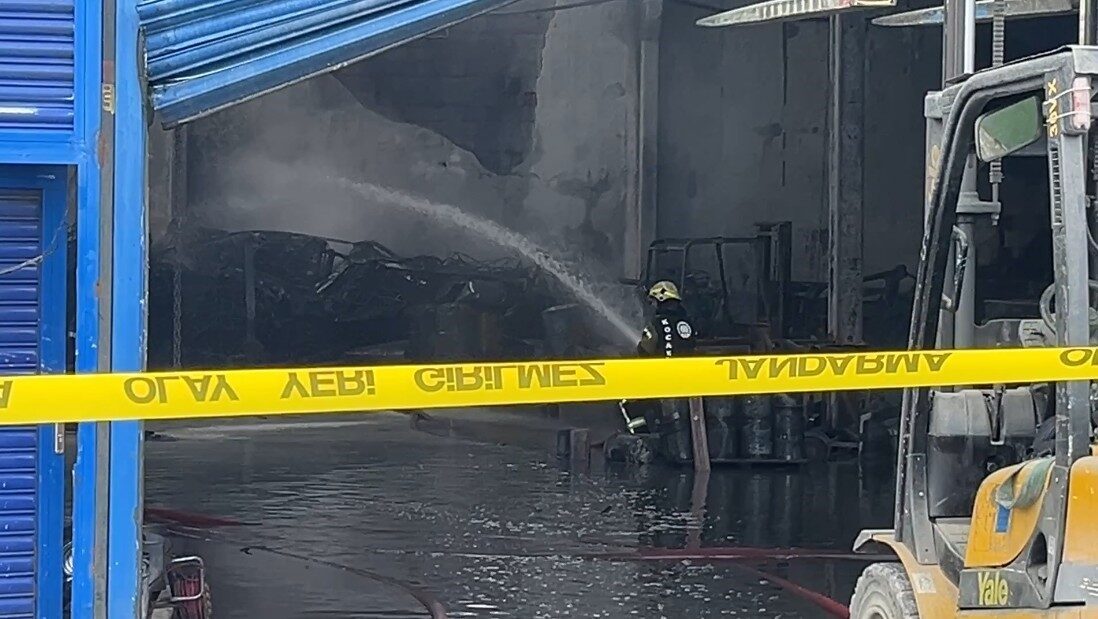 Kocaeli’nin Gebze ilçesinde boya fabrikasında çıkan yangın, itfaiye ekiplerinin yaklaşık