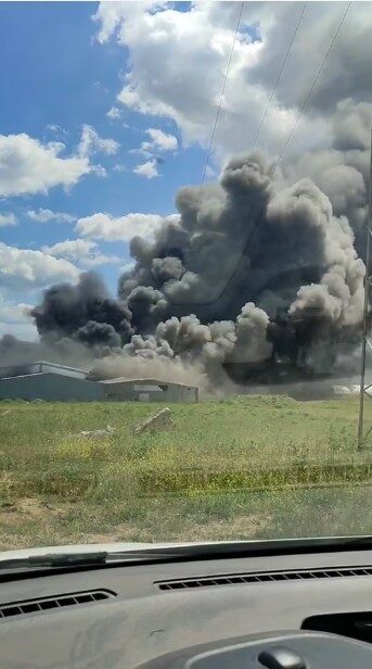 Kocaeli’nin Gebze ilçesinde bir boya fabrikasında çıkan yangına müdahale ediliyor.