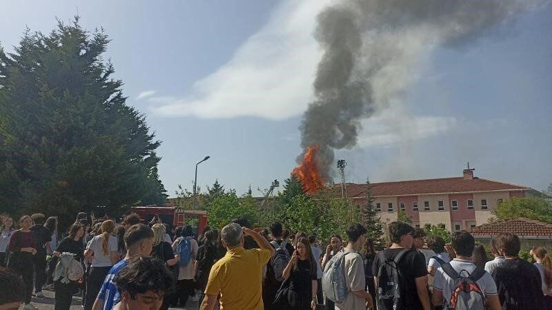 Kocaeli’nin İzmit ilçesinde bulunan fen lisesinde yangın çıktı. Okulun çatısını