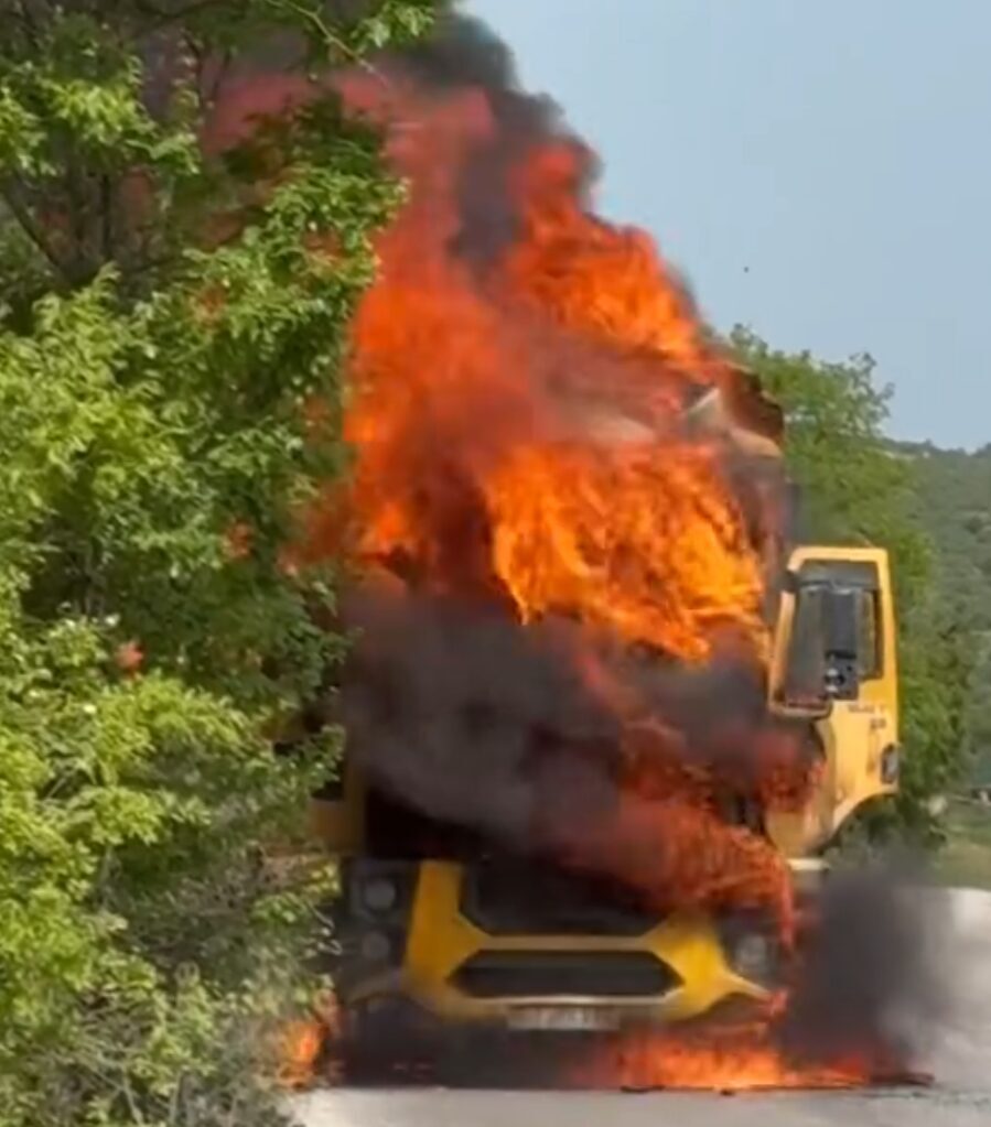 Kocaeli’nin İzmit ilçesinde seyir halindeyken motor kısmından alev alan damperli