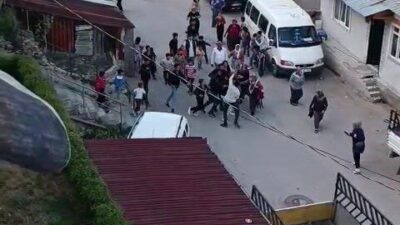 Kocaeli’nin İzmit ilçesinde iki grup arasında çıkan kavgada tuğla ve