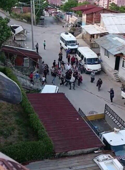 Kocaeli’nin İzmit ilçesinde iki grup arasında çıkan kavgada tuğla ve