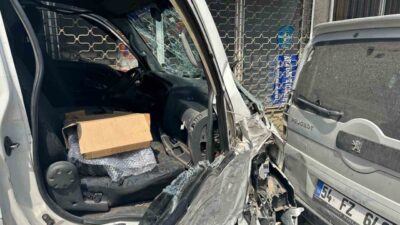 Sakarya’nın Akyazı ilçesinde kontrolden çıkan kamyonet, önce park halindeki 5