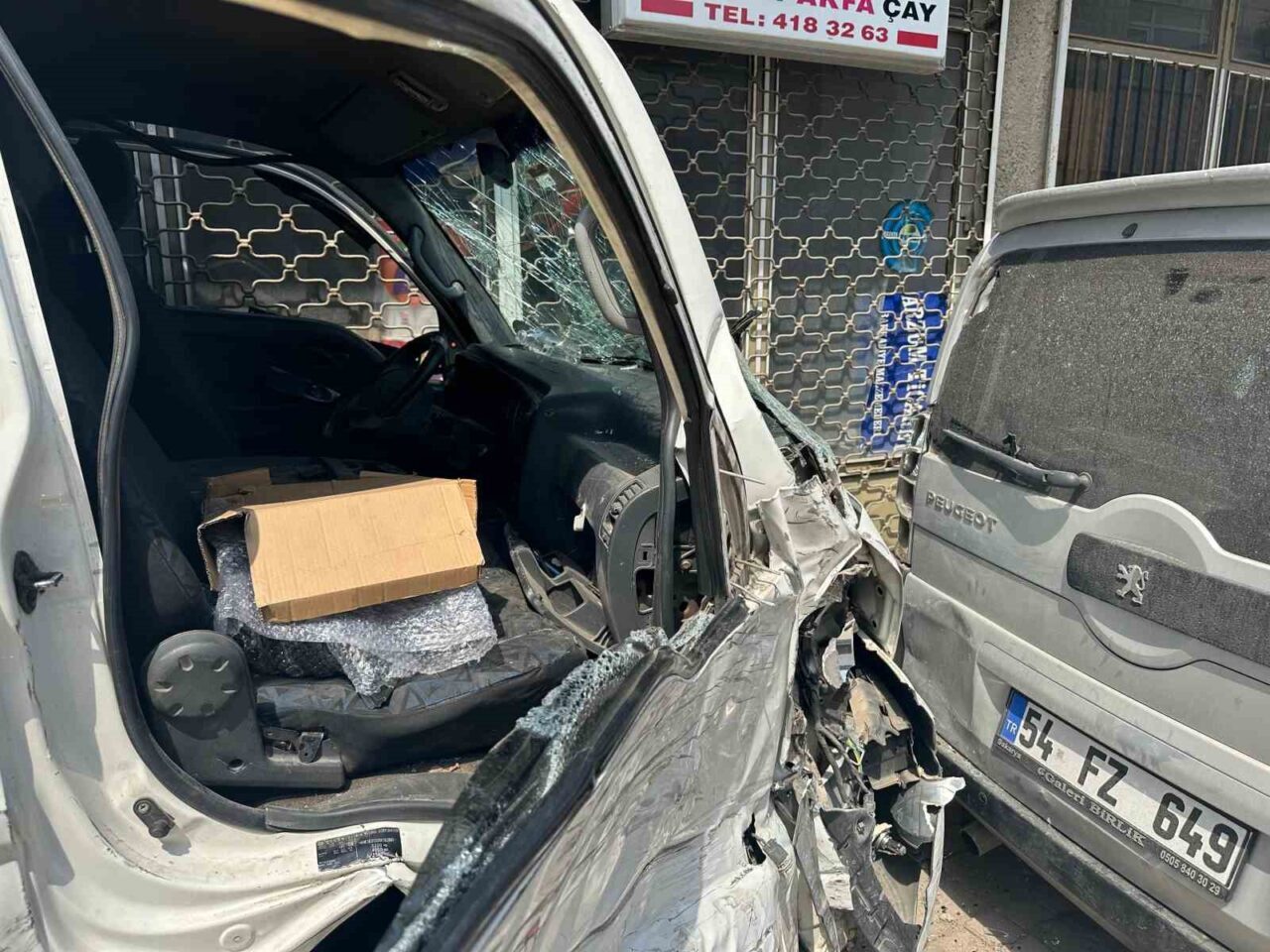 Sakarya’nın Akyazı ilçesinde kontrolden çıkan kamyonet, önce park halindeki 5