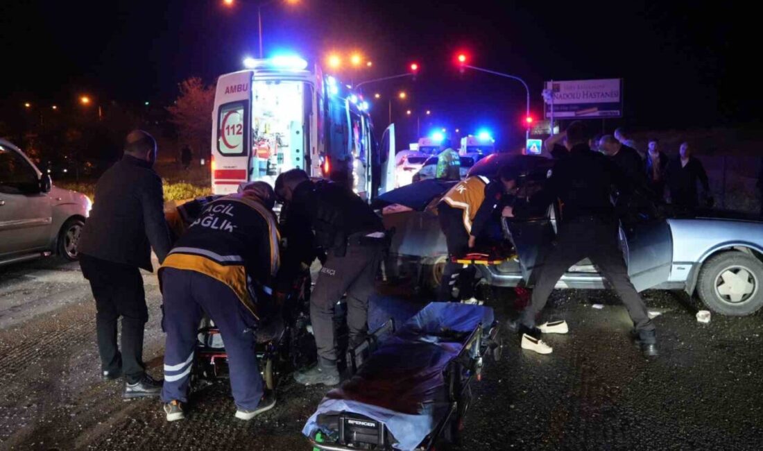 Kastamonu-İnebolu karayolu üzerinde kontrolden çıkan otomobil, kırmızı ışıkta bekleyen 3