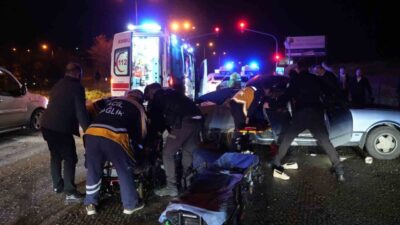 Kastamonu-İnebolu karayolu üzerinde kontrolden çıkan otomobil, kırmızı ışıkta bekleyen 3